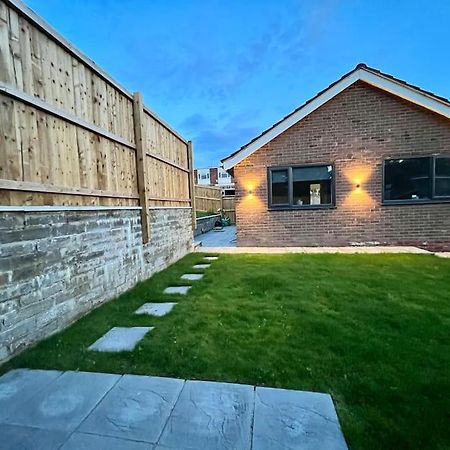 Modern Bungalow In Good Location Aberdulais Экстерьер фото
