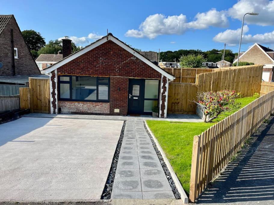 Modern Bungalow In Good Location Aberdulais Экстерьер фото
